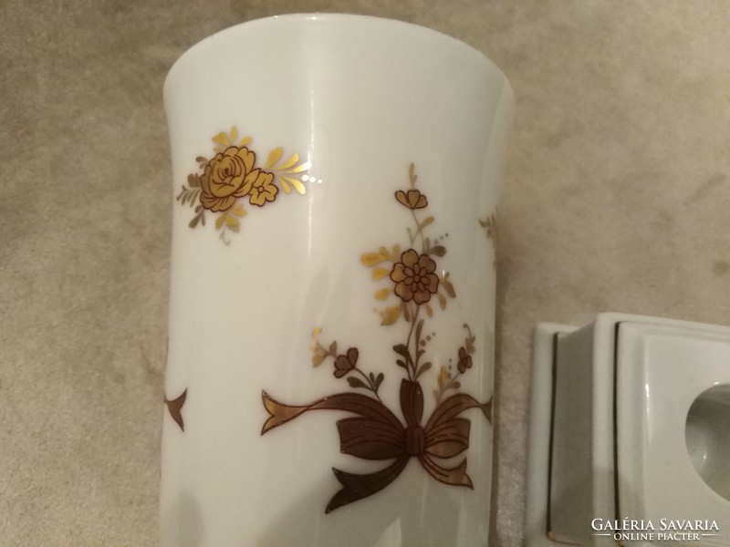 Hófehér porcelán, arany színű dekorral, + 2  gyertyatartóval