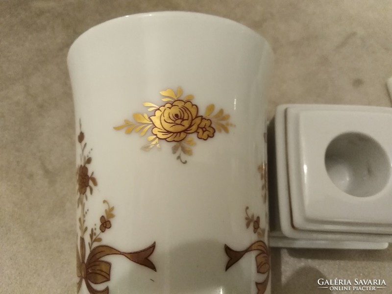 Hófehér porcelán, arany színű dekorral, + 2  gyertyatartóval