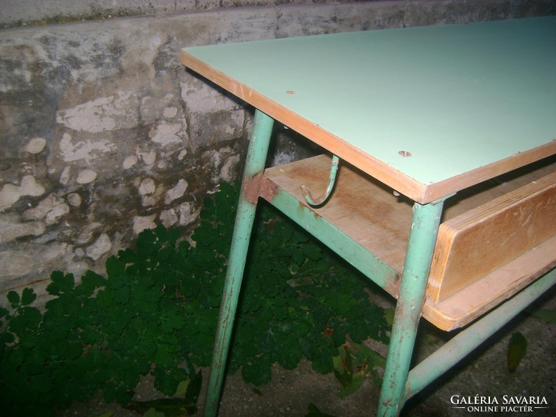 Retro, csővázas iskolai íróasztal