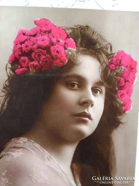 Antik kézzel színezett romantikus fotólap/képeslap hölgy csipkében, rózsaszín virágos hajdísz
