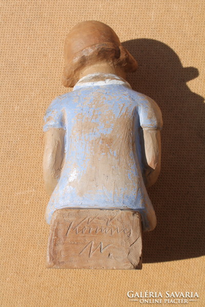 Kőműves Mária: Olvasó kislány (festett régi kerámia)