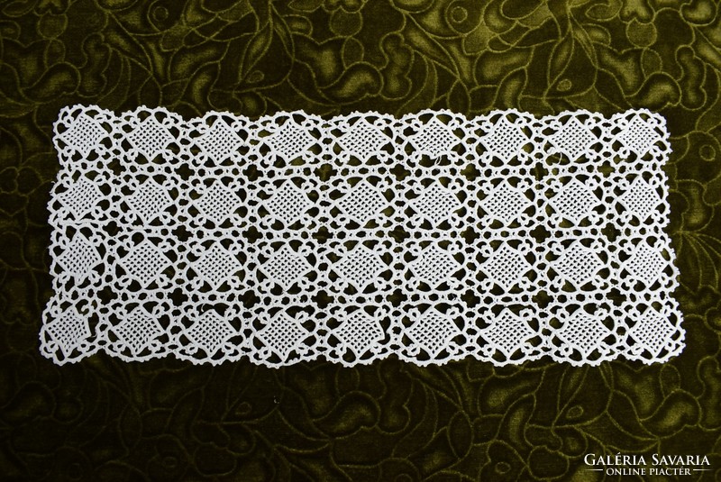 Horgolt csipke kézimunka lakástextil dekoráció kis méretű terítő 50 x 21 cm