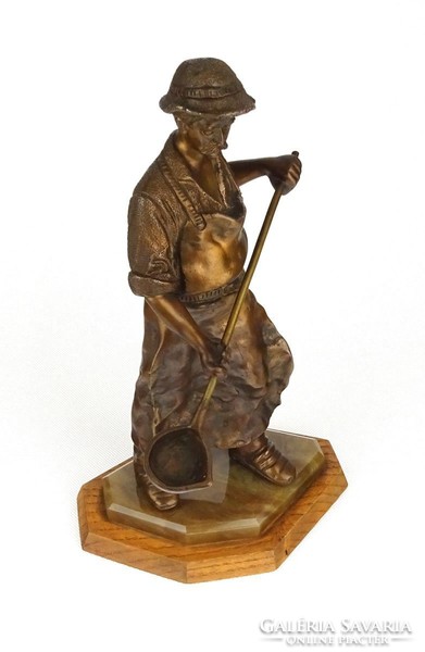 1E066 Régi fémöntő munkás bronz szobor talapzaton 28 cm
