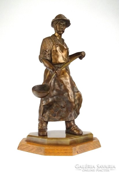 1E066 Régi fémöntő munkás bronz szobor talapzaton 28 cm