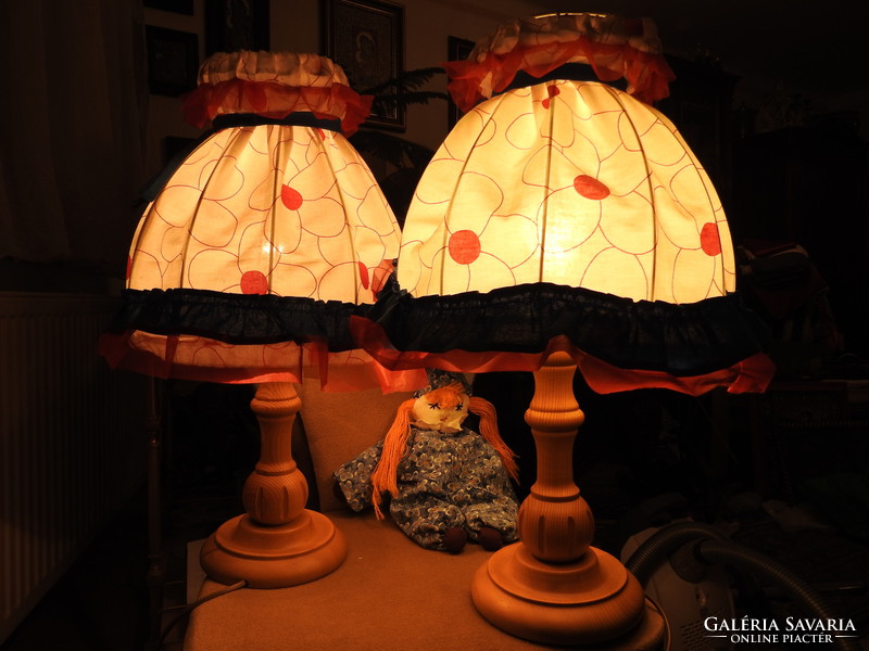 Bájos, lányos esztergályozott fa testű asztali lámpa pár - egyben