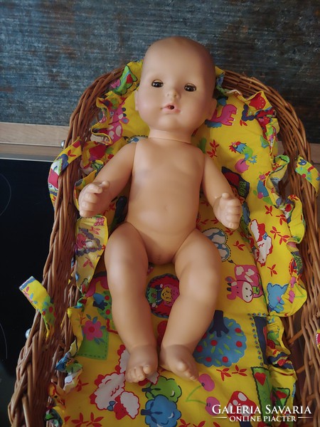 GÖTZ BABY BORN pelenkázós pisilős baba,bilivel, ruhaszettel mózeskosárban 40cm kb.20 éves