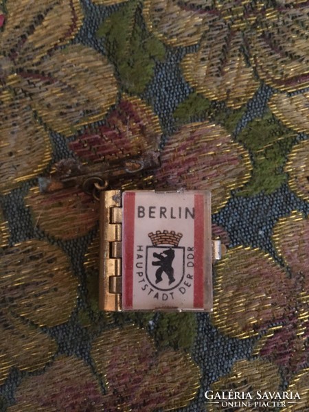 Különleges miniatűr könyv kitűző berlini leporelló