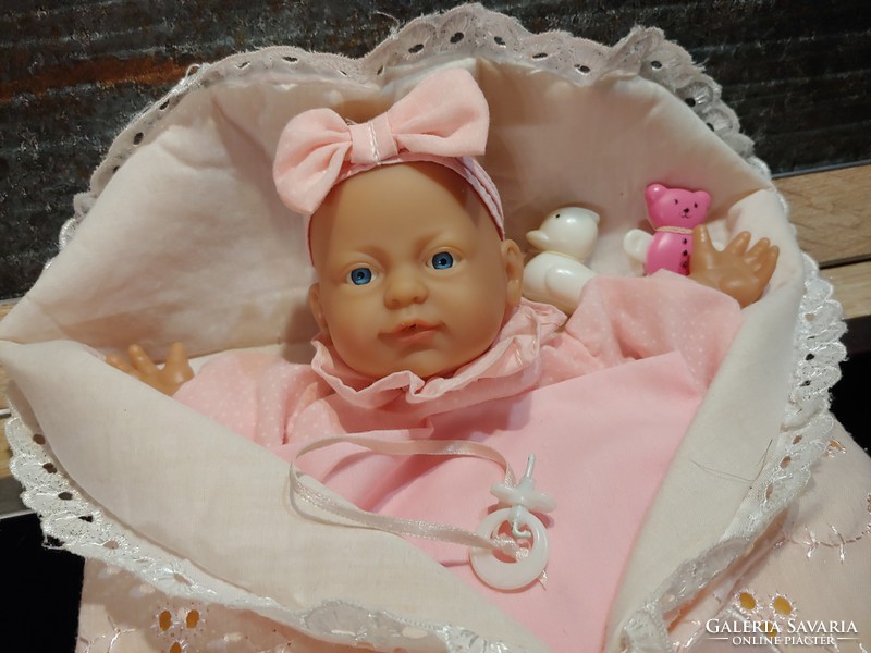 Gyönyörű arcú játék pólyás baba    kb.20 éves régiség  30 cm magas