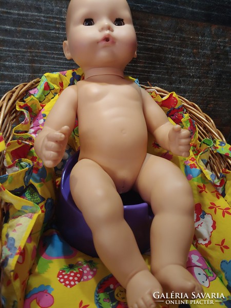 GÖTZ BABY BORN pelenkázós pisilős baba,bilivel, ruhaszettel mózeskosárban 40cm kb.20 éves