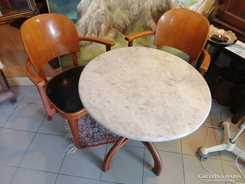 Két szék és thonet asztal