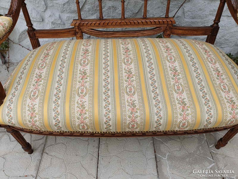 Frissen kárpitozott antik klasszicista francia kanapé