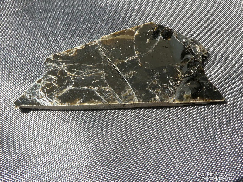 Biotit (fekete csillámpala) mintadarab. Gyűjteményi ásvány. 6,2 gramm