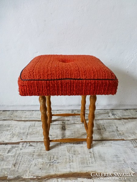 Retro, vintage, mid-century pouf and seat with red upholstered legs, in excellent condition