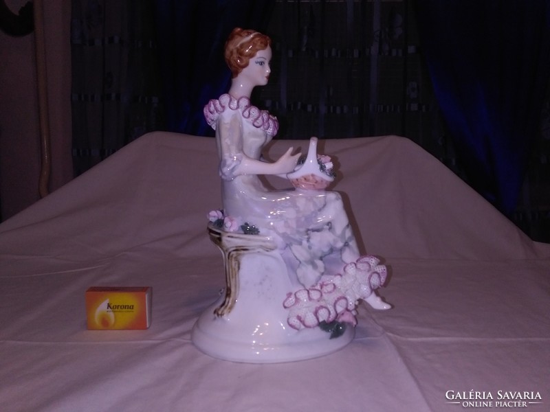 Hölgy virágkosárral fodrozott ruhában - 26 cm - porcelán nipp, figura, szobor