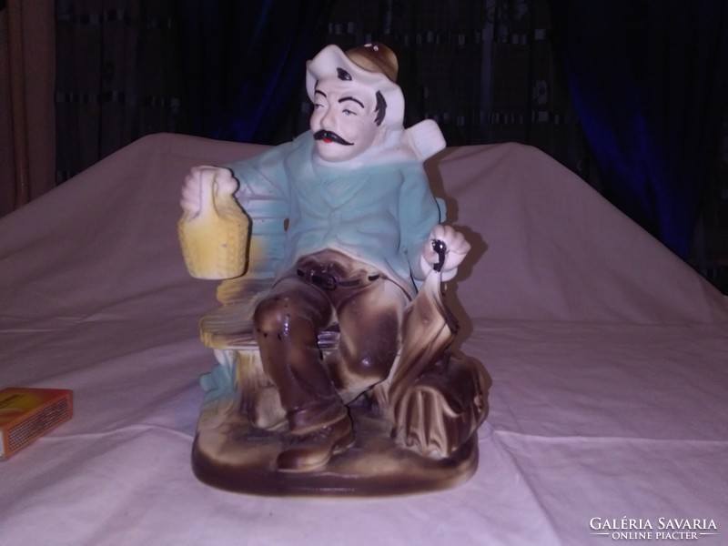 Padon ülő, borozgató férfi figura, nipp, szobor - biszkvit porcelán