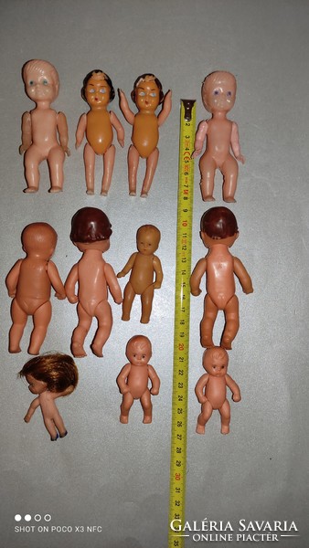 Most érdemes vásárolni! Vintage pici gumi és műanyag baba babák 11 darab csak egyben