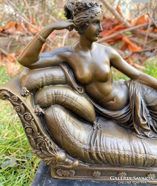 Szofán fekvő női akt - bronz szobor műtárgy