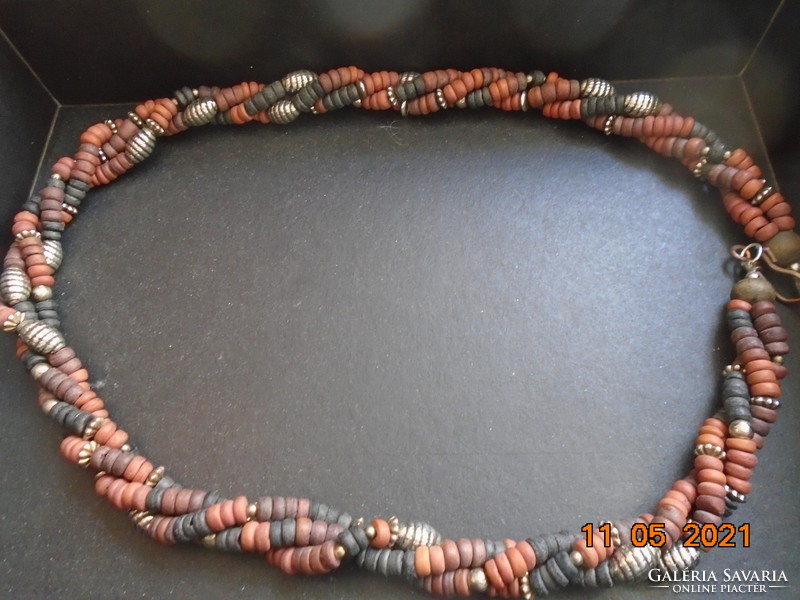 Törzsi három soros csavart nyakék apróbb több színű szantálfa és nagyobb ezüst színű fém gyöngyből
