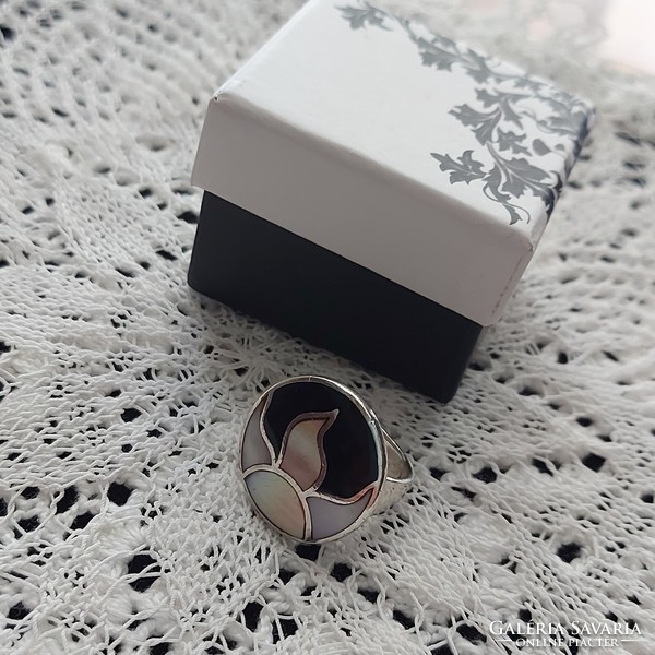 Különleges gyöngyház berakásos ezüst /925 ös minőségű/ gyűrű, egyedi, dekoratív darab, jelzett