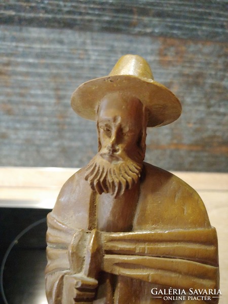 Kalapos szakállas vándor batyuval szobor 30 cm
