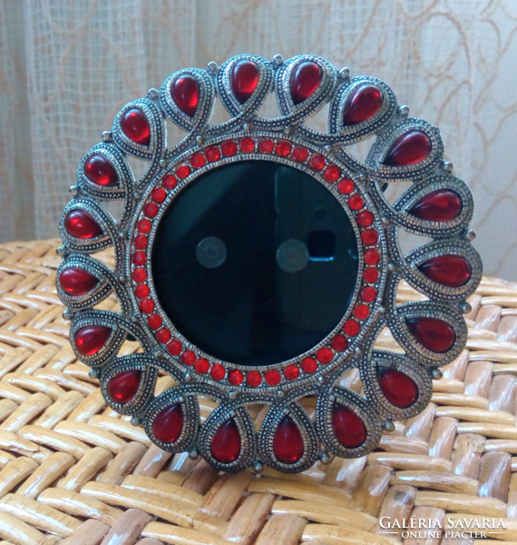 Kerek,ezüst színű,fém ,asztali  képkeret piros csepp alakú  gyöngyökkel kirakva , 10 cm átmérőjű