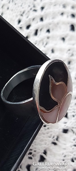 Különleges gyöngyház berakásos ezüst /925 ös minőségű/ gyűrű, egyedi, dekoratív darab, jelzett