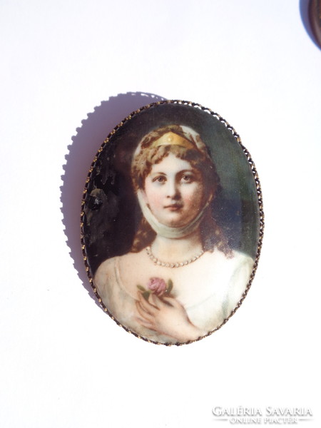 Antik porcelánra kézzel festett női portré, bross