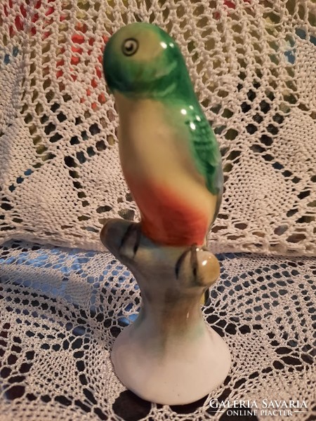 Színes papagáj nipp , figura pompás színekkel