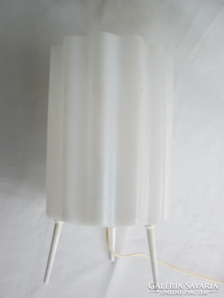 Retro tripod table lamp