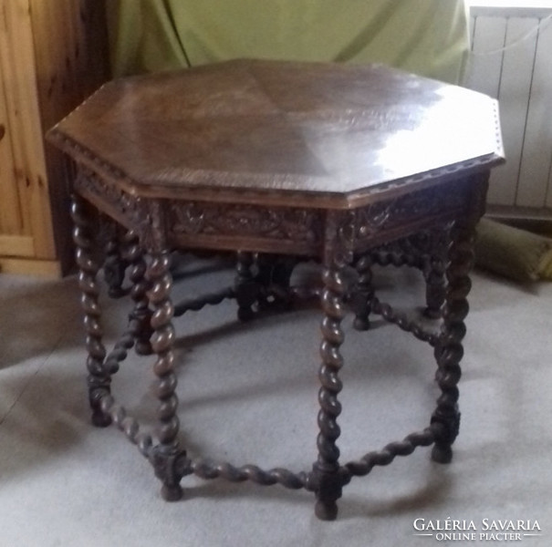 Nagyméretű reneszánsz vagy neoreneszánsz stílusú csavart oszlopos faragott szalon dohányzó asztal
