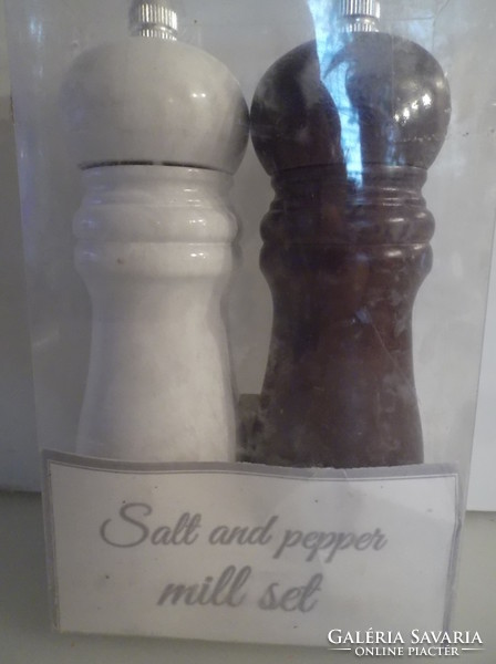 Salt - pepper - grinder - new - wood - 15 x 4.5 cm