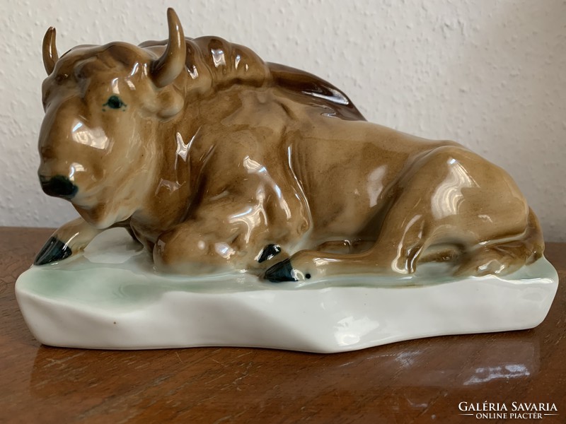 Zsolnay porcelán fekvő bölény