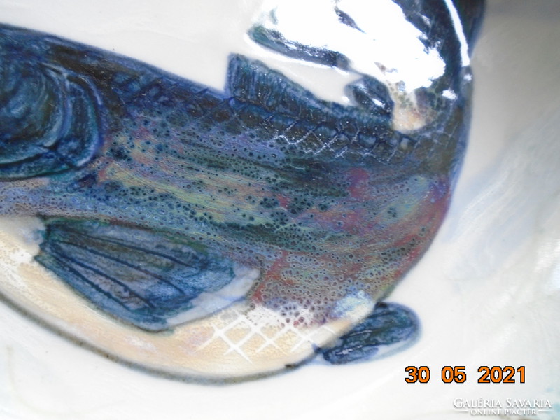 Újszerű Kézzel festett szignós, egyedi színes hal mintás majolika  tál HIGHLAND Skócia  29x7 cm