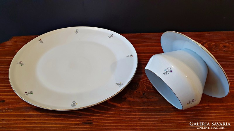 Old porcelain, sauce, sauce, serving, offering, bowl or plate and sauce dish.