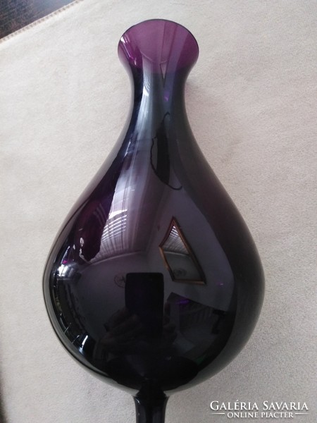 Padlizsán színű, art déco jellegű kehely váza