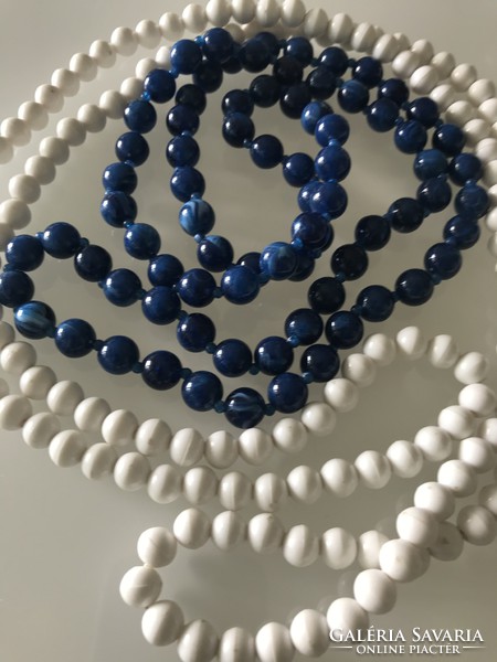 Retro műanyag nyakláncok fehér és kobaltkék színben, 110 és 90 cm hosszúak