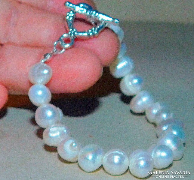 Off-white round eyed real pearl bracelet with ornate clasp