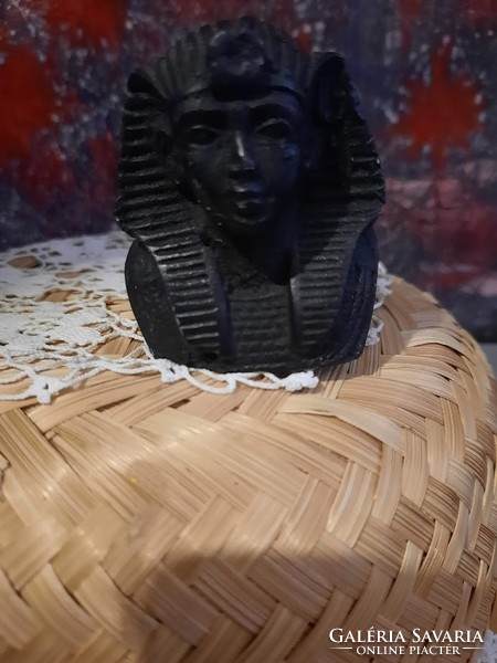 Egyiptomi fáraót ábrázoló mellszobor, büszt