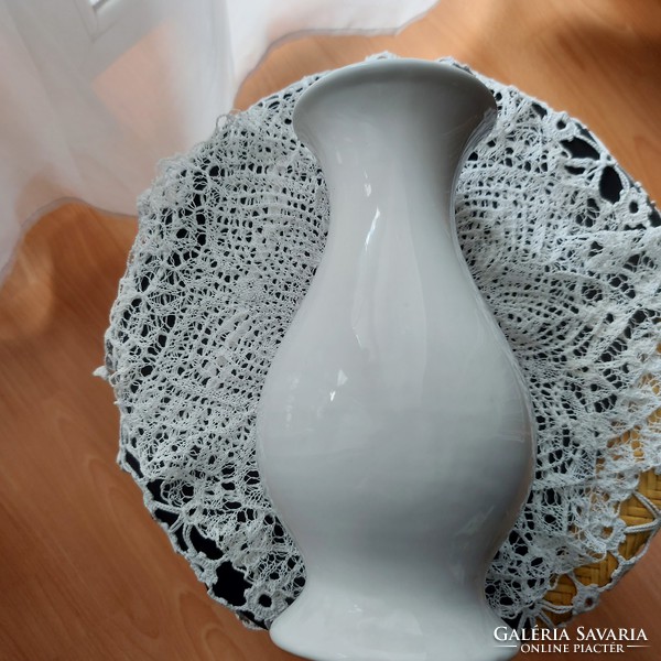 Morvay Zsuzsa kézműves fehér mázas kerámia váza, elegáns, dekoratív dísztárgy