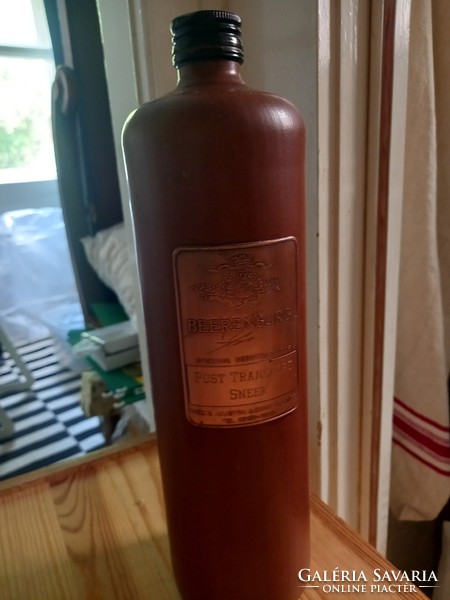 Retro, kőporcelán  pálinkás flaska, Beerenburg márka- es nemesi címer  jelzéssel