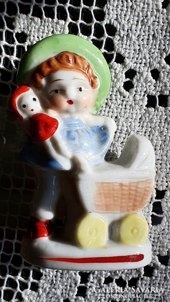 Aranyos, picike, régi, kis babakocsis porcelán kislány figura.