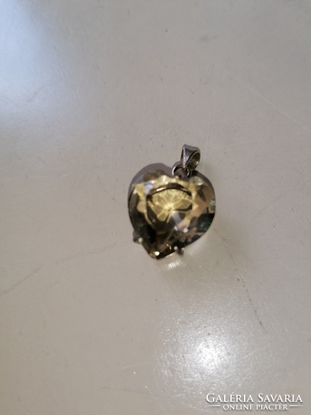 Fém ötvözetű keretben szív alakú csiszolt citrin kővel