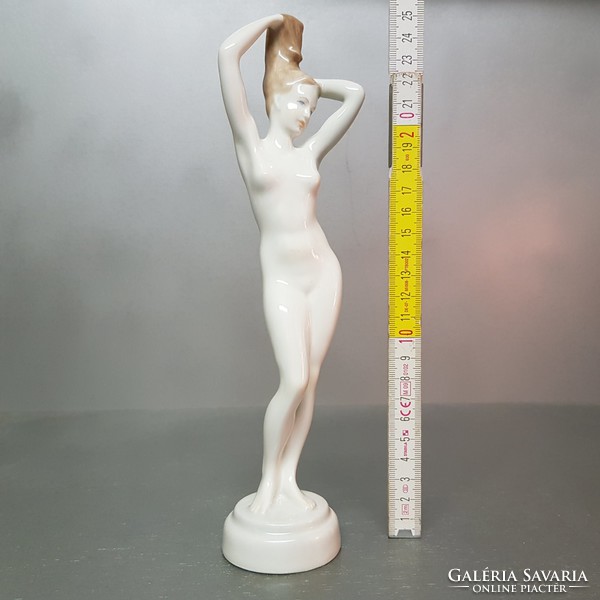 Porcelain figurine of Aquincum combing woman (815)