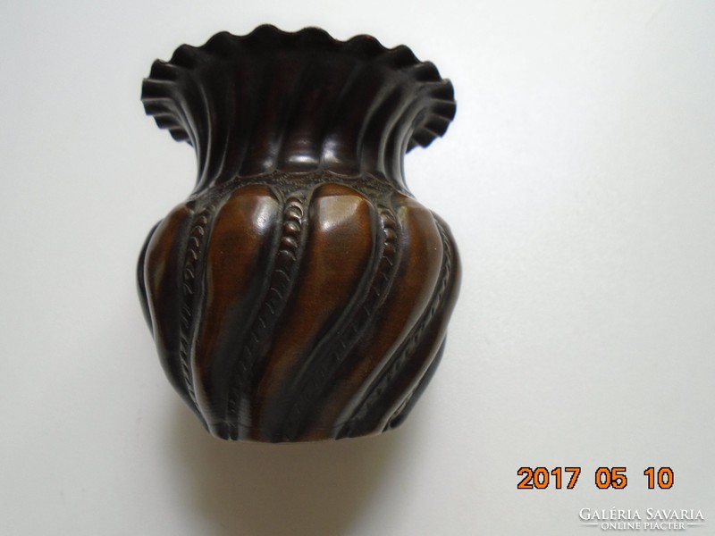 Luigi Farina kortárs olasz művésztől, kézzel készített réz váza