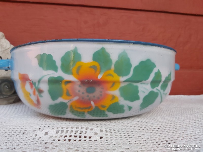Beautiful patterned floral lampart in enamel enamel bowl with peasant collectible pieces