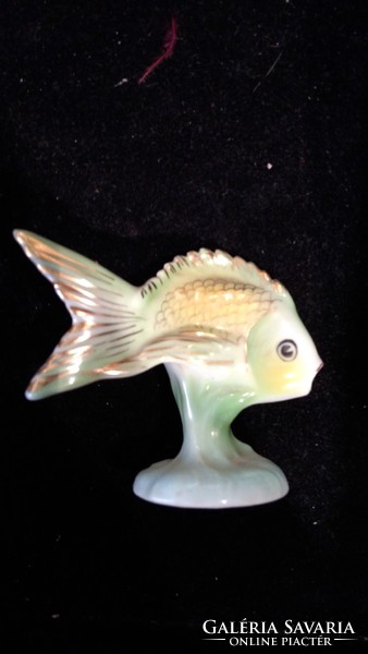 8 cm magas Hollóháza porcelán hal, 20. sz. közepéről, egyedi darab szép állapotban