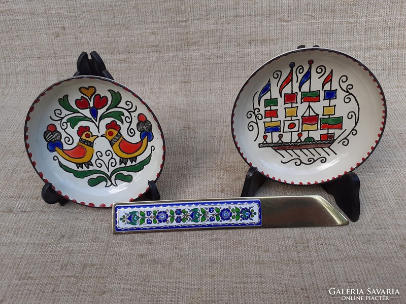 Fire enamel small decorative plate in good condition, together with a leaf-opening knife with a copper fire enamel handle