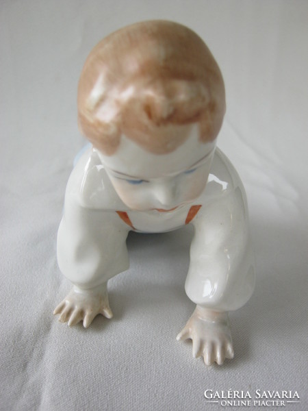 Zsolnay porcelán mászó gyerek