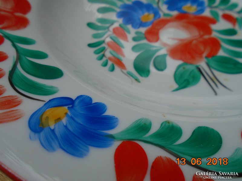 Kézzel festett gazdag virágmintás porcelán falitál