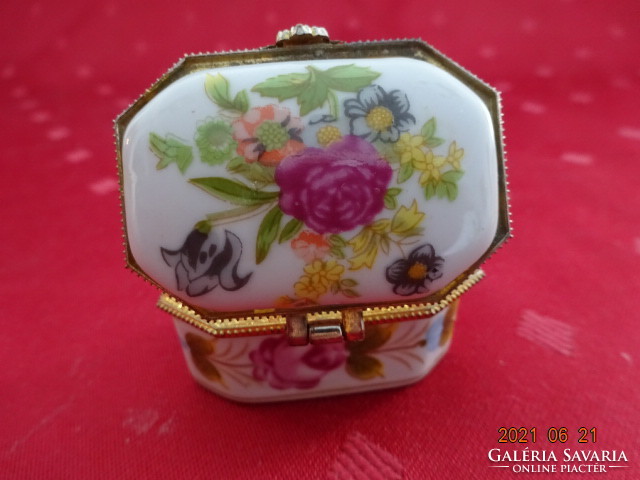 German porcelain mini jewelry box. Size: 5 x 5.5 x 2 cm. He has!